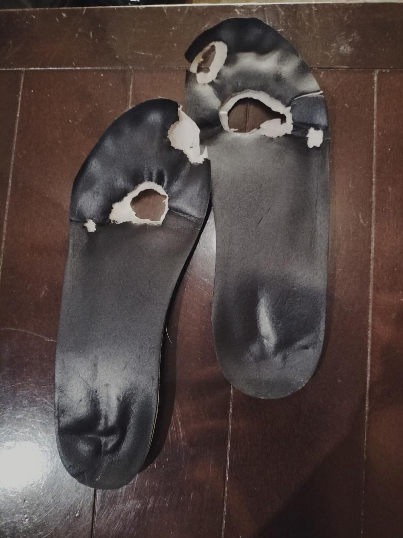 使いすぎて穴が空いた革靴の中敷き…///