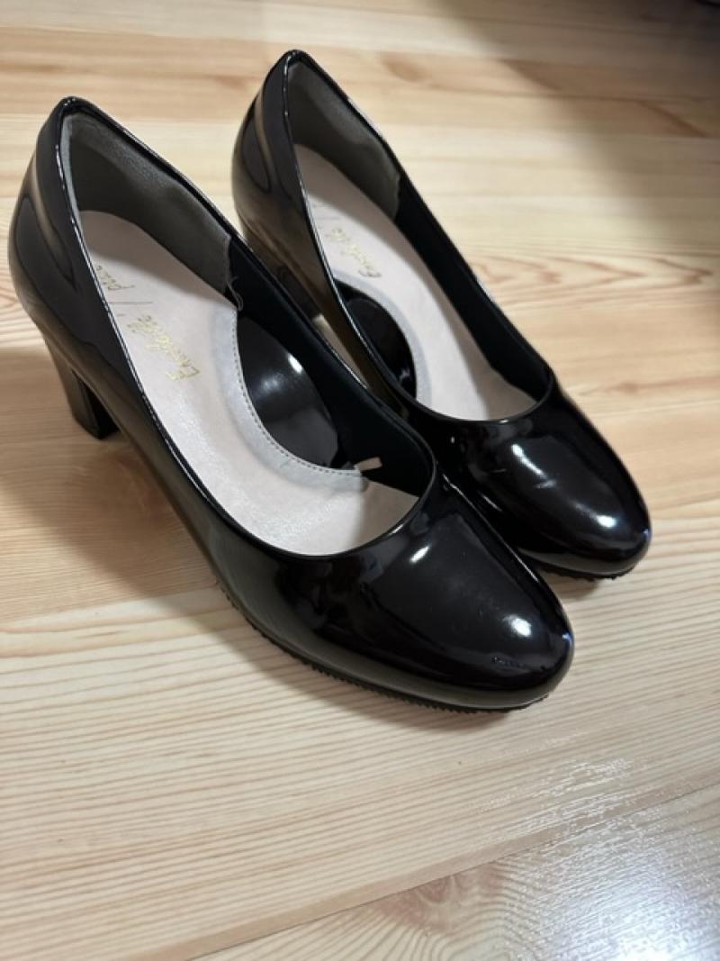お出かけで使用してきたエナメルパンプス