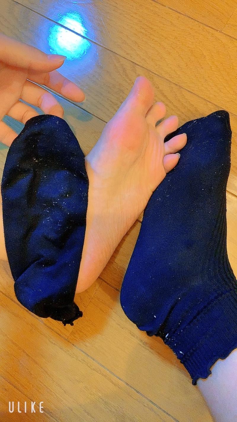 履き潰しまくってる汚ねぇくっさすぎ靴下