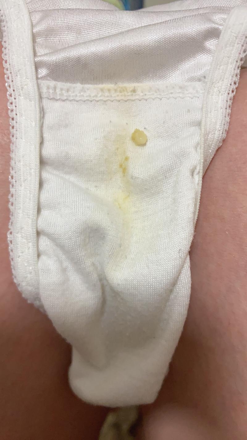 ワキガのお姉さんのえっちなおりもの付きパンティ