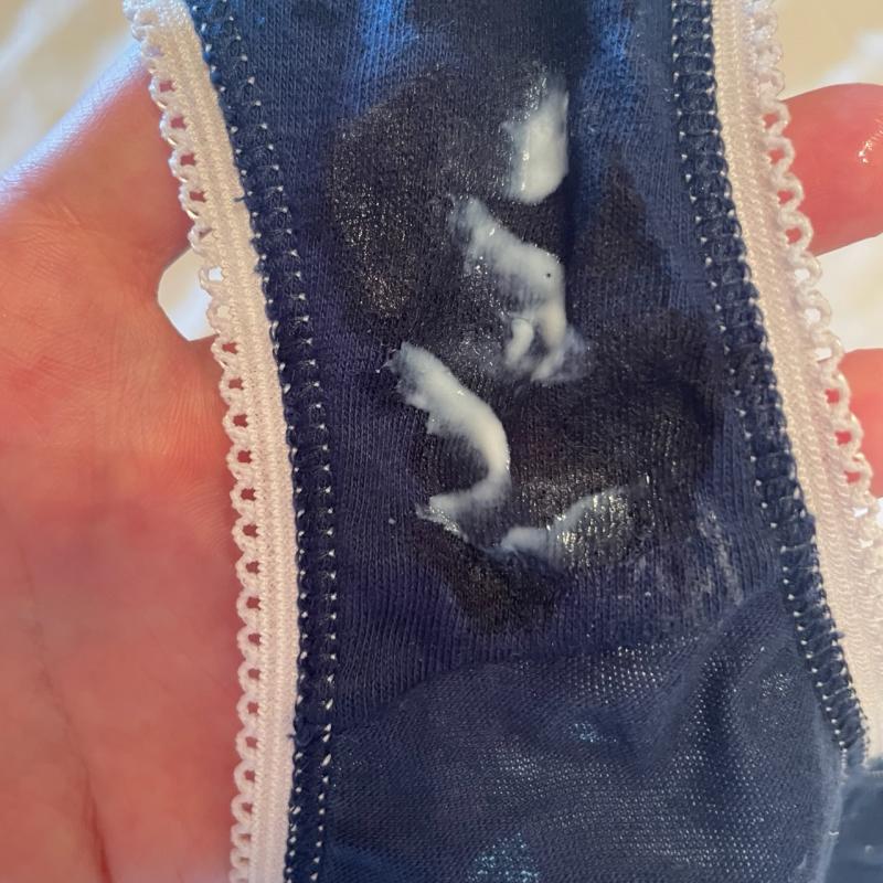 膣内の愛液を掻き出して塗ったパンティ