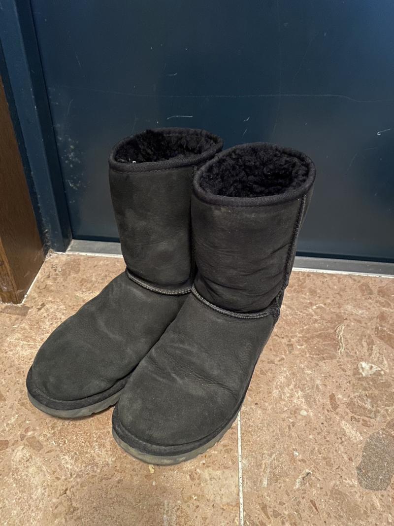 履きすぎたUGGのブーツ