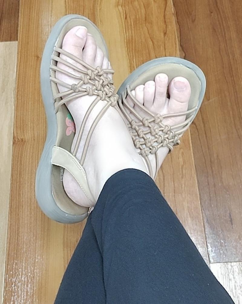 足の形くっきり☆汗だく臭すぎサンダル