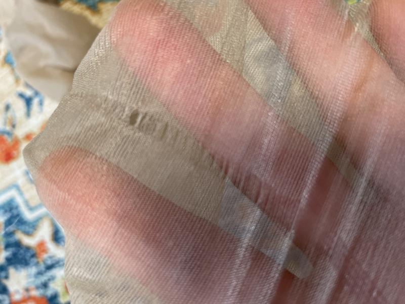まりの伝線しちゃったベージュのストッキング