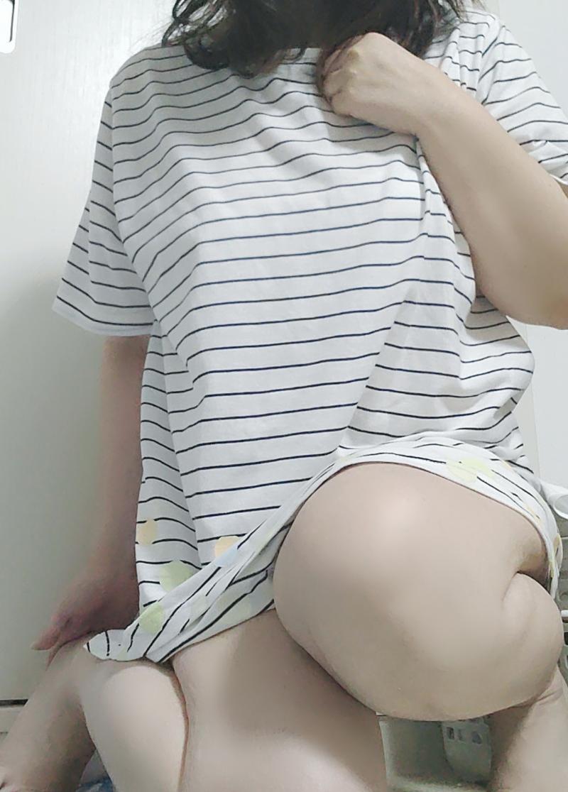 前日お風呂に入らず着たわきが臭染み込みTシャツワンピ