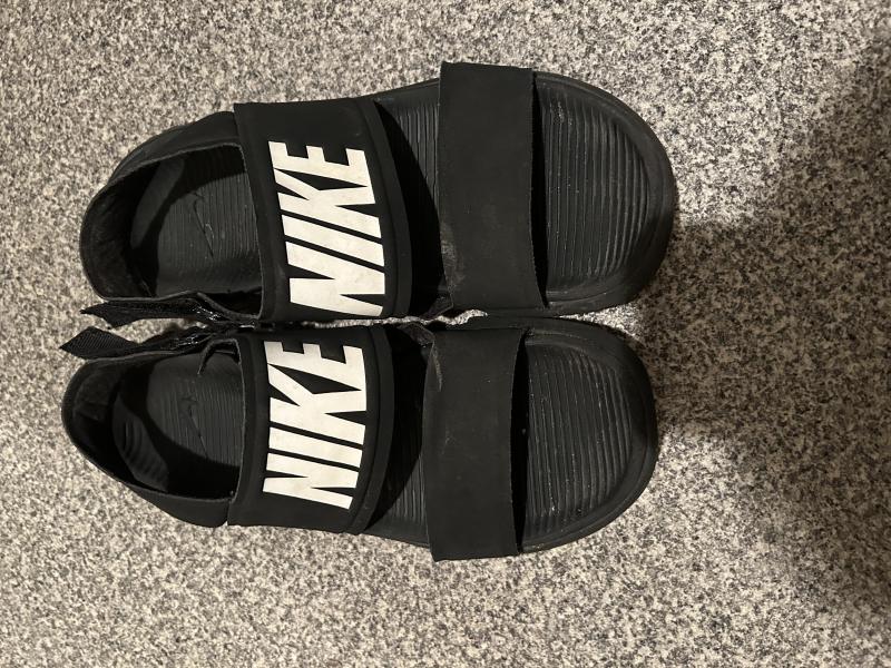くさすぎるNIKEのサンダル( > < )