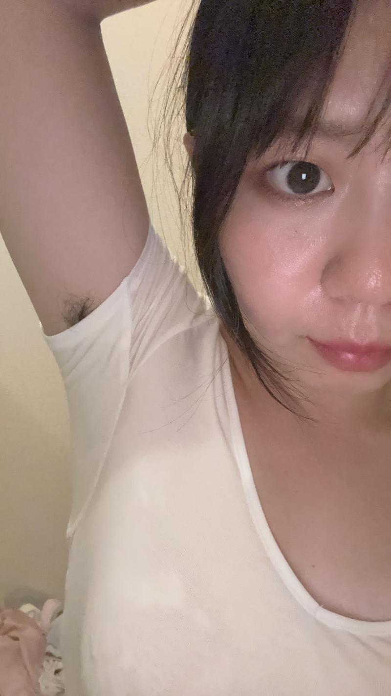 汗びっしょりかいたインナー♡