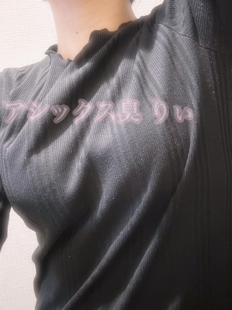 洗っても頑固に染み付いたワキガ臭のするトップス
