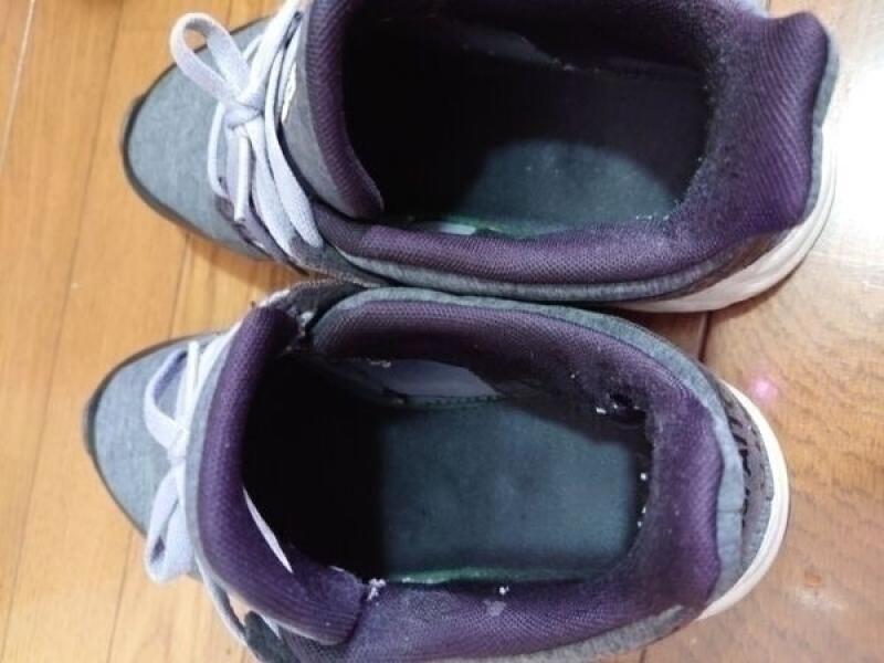足型つきadidasスニーカー