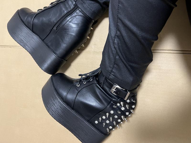 撮影にも出てくるボロボロ足垢くっきりブーツ