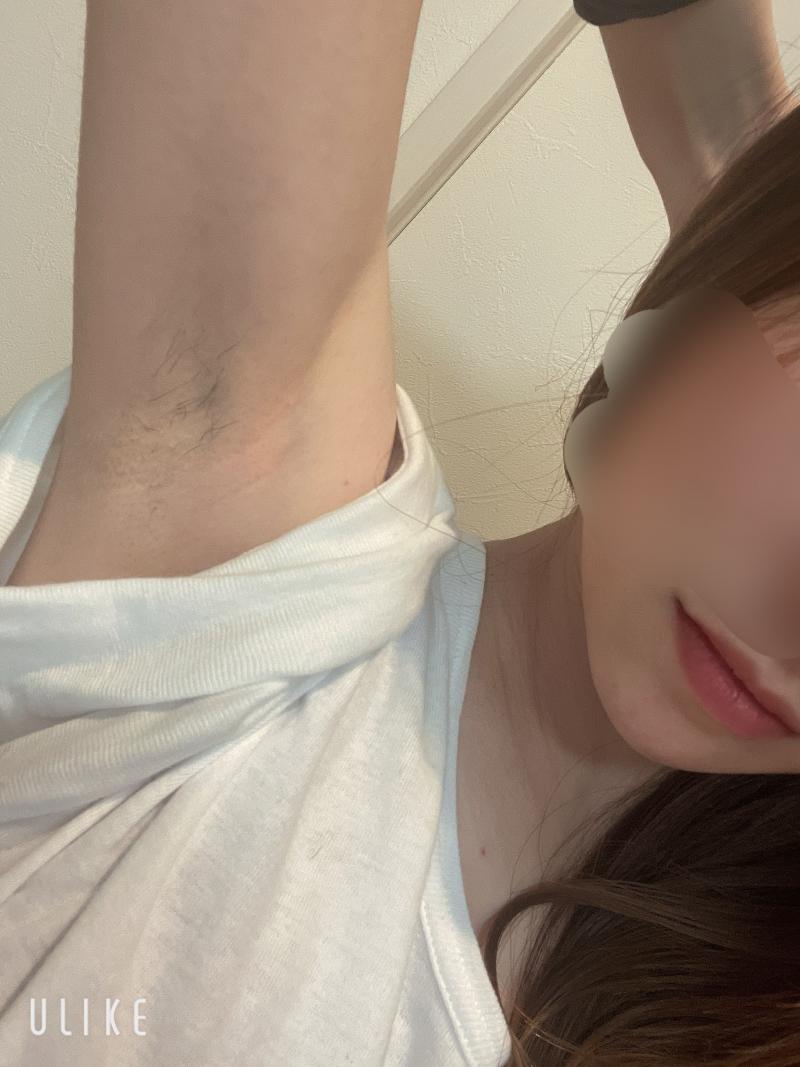 脇毛未処理のワキガ女子インナー