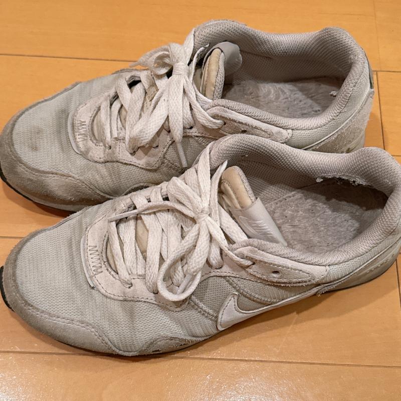 使い古したスニーカー