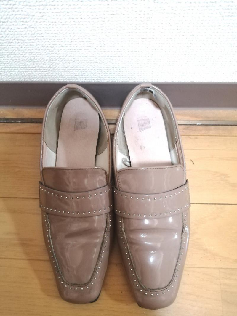特に右足がクサクサなローファー