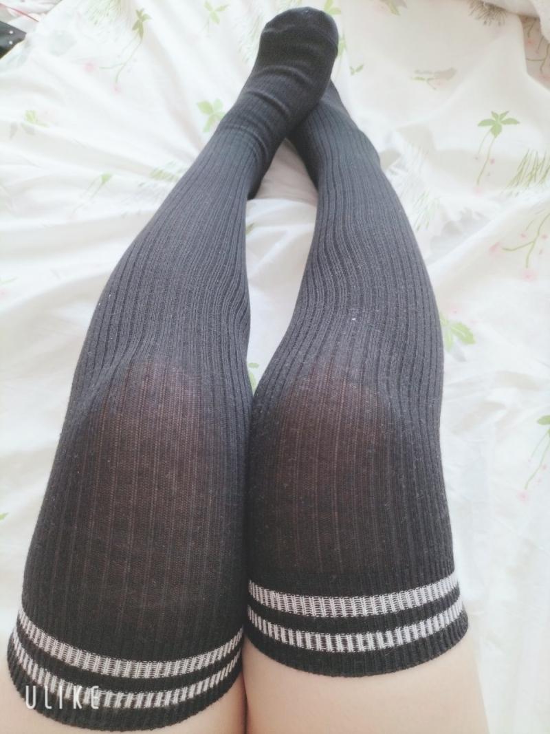 ♡現役学生のライン入り黒ニーソ♡