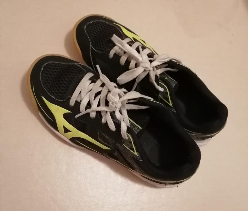 (靴下&パンストおまけ)1年以上使っている臭いmizunoスポーツシューズ☆