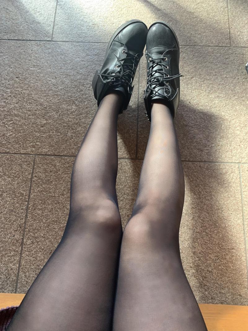 ブーツで履いた汗だく黒スト