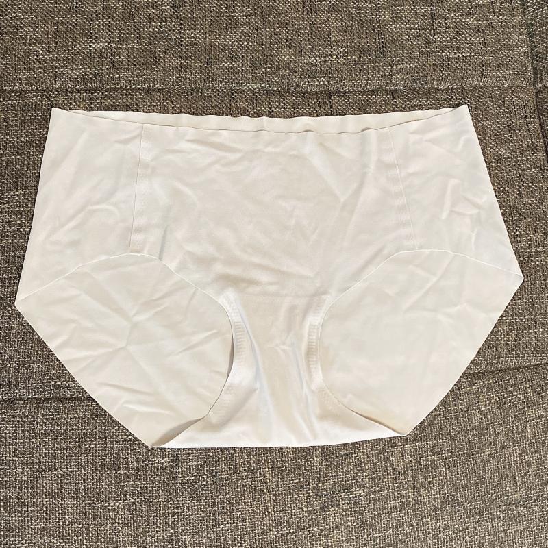 ベージュ 薄手のパンツ