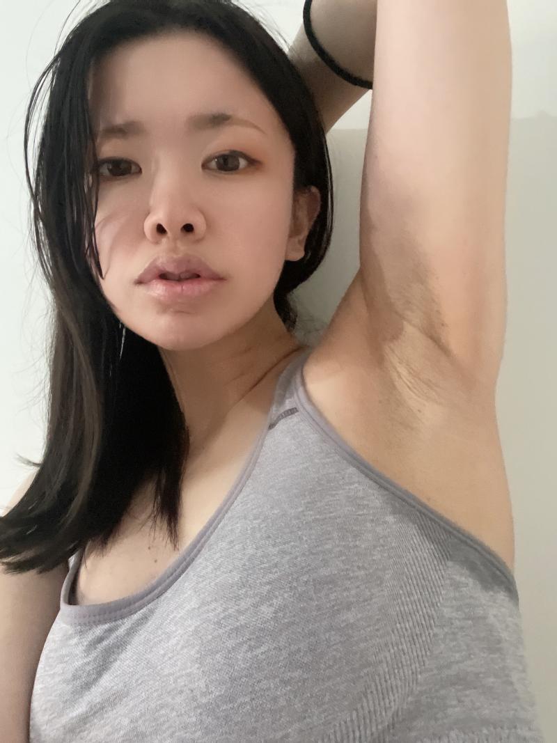 春奈先生のワキガ染み込む部活ブラ