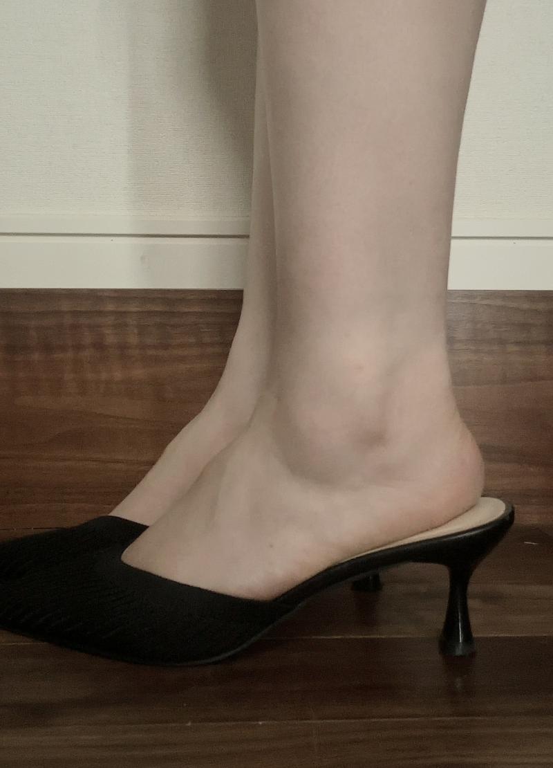 黒のニット風パンプス