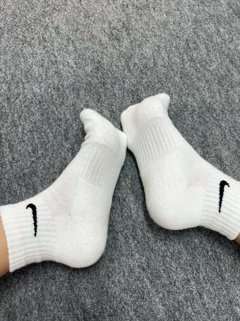 ナイキ激臭白ソ