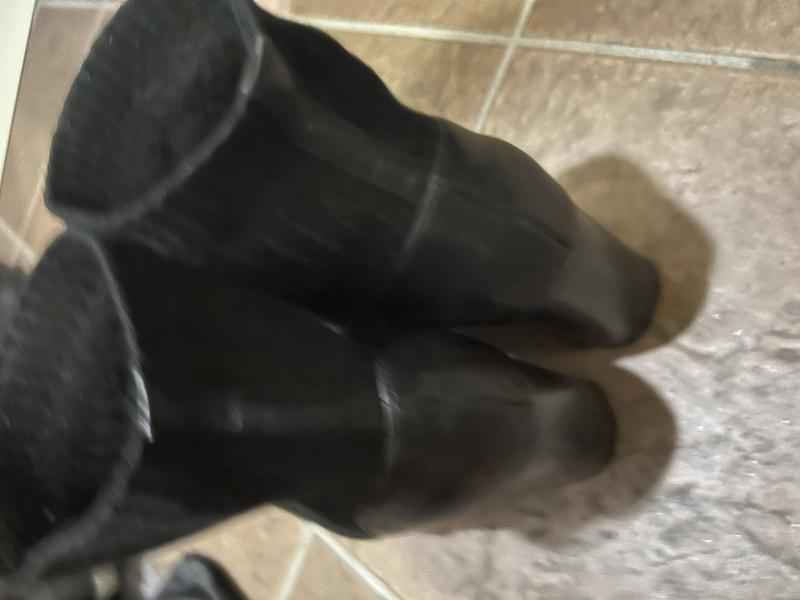 黒のショートブーツ
