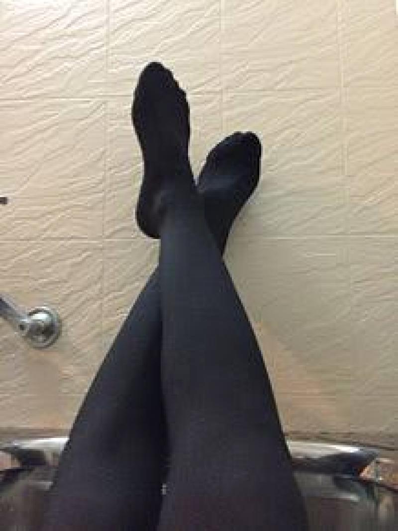 くさくさ女子大生の黒タイツ