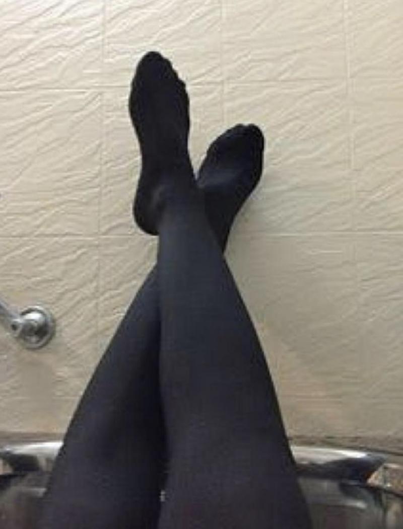 くさくさ女子大生の黒タイツ