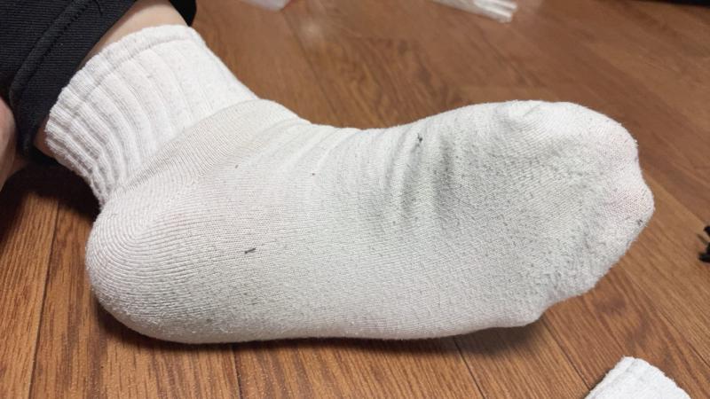 足は蒸れ蒸れ臭い靴下３日履き