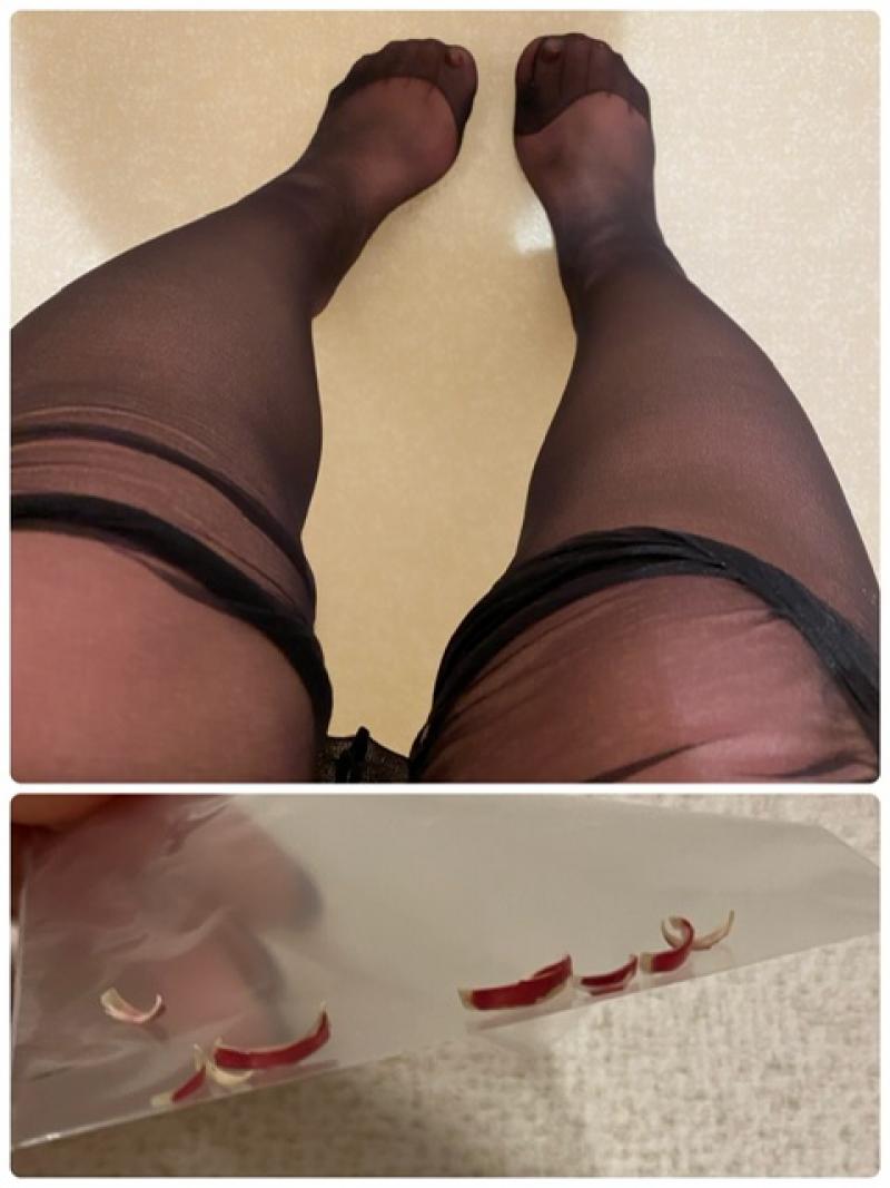 赤のネイルと黒パンストセット♡