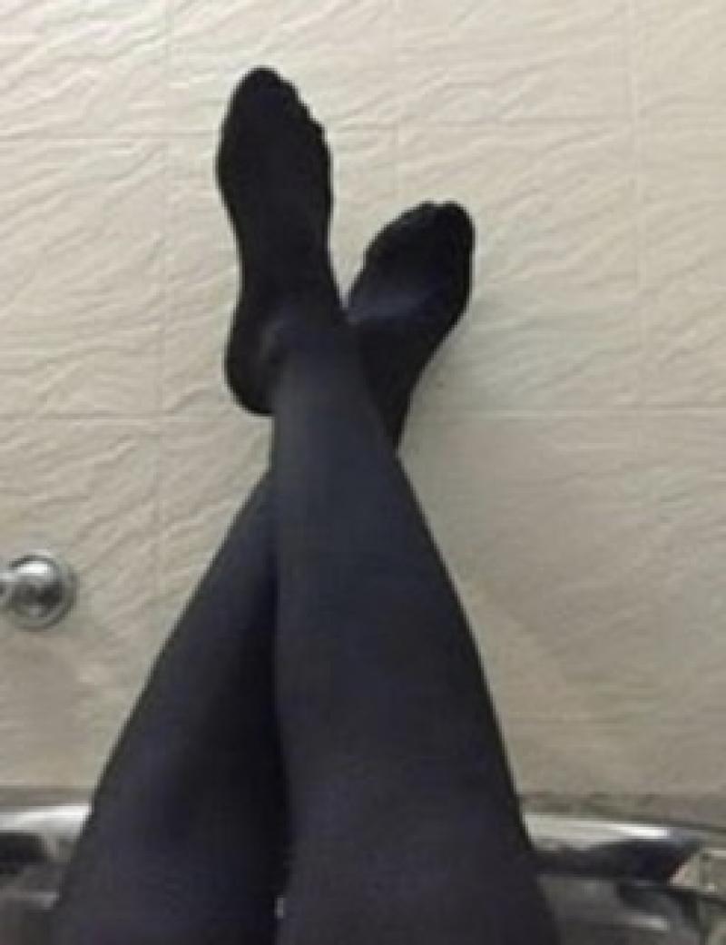 くさくさ女子大生の黒タイツ