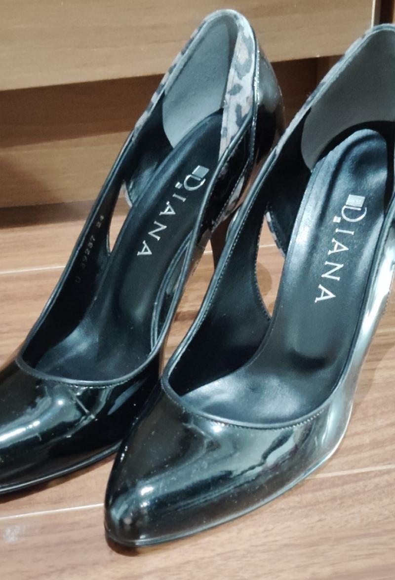 受付嬢のDIANAパンプス