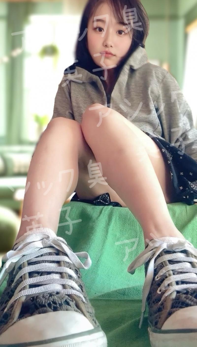 ベランダから漂う女子力強めスニーカーの臭いはいかに…!!