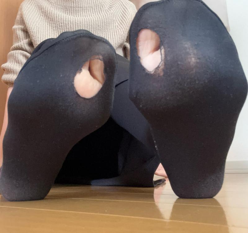くさくさ穴あき黒スト♡出張で直穿き直送します