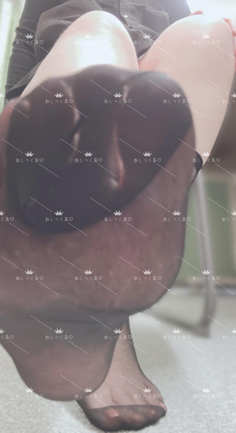 じっとり蒸れて恥ずかしい♡黒の膝下ストッキング