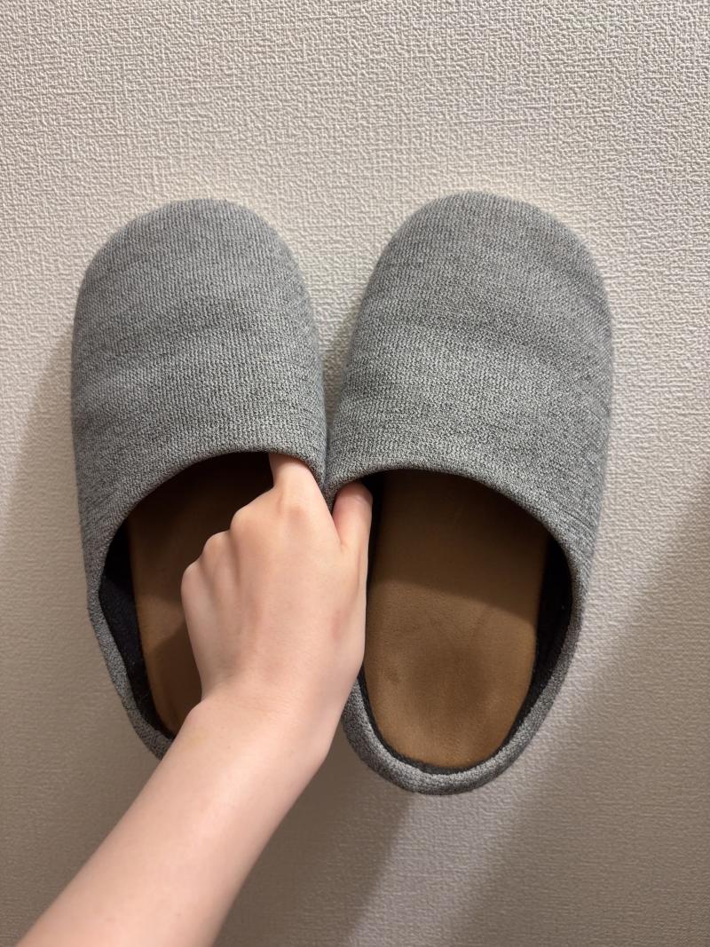 社畜OLやってます！事務作業中履いてるスリッパ臭すぎ！