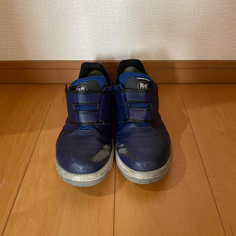 ボロボロの安全靴にストッキング付き 