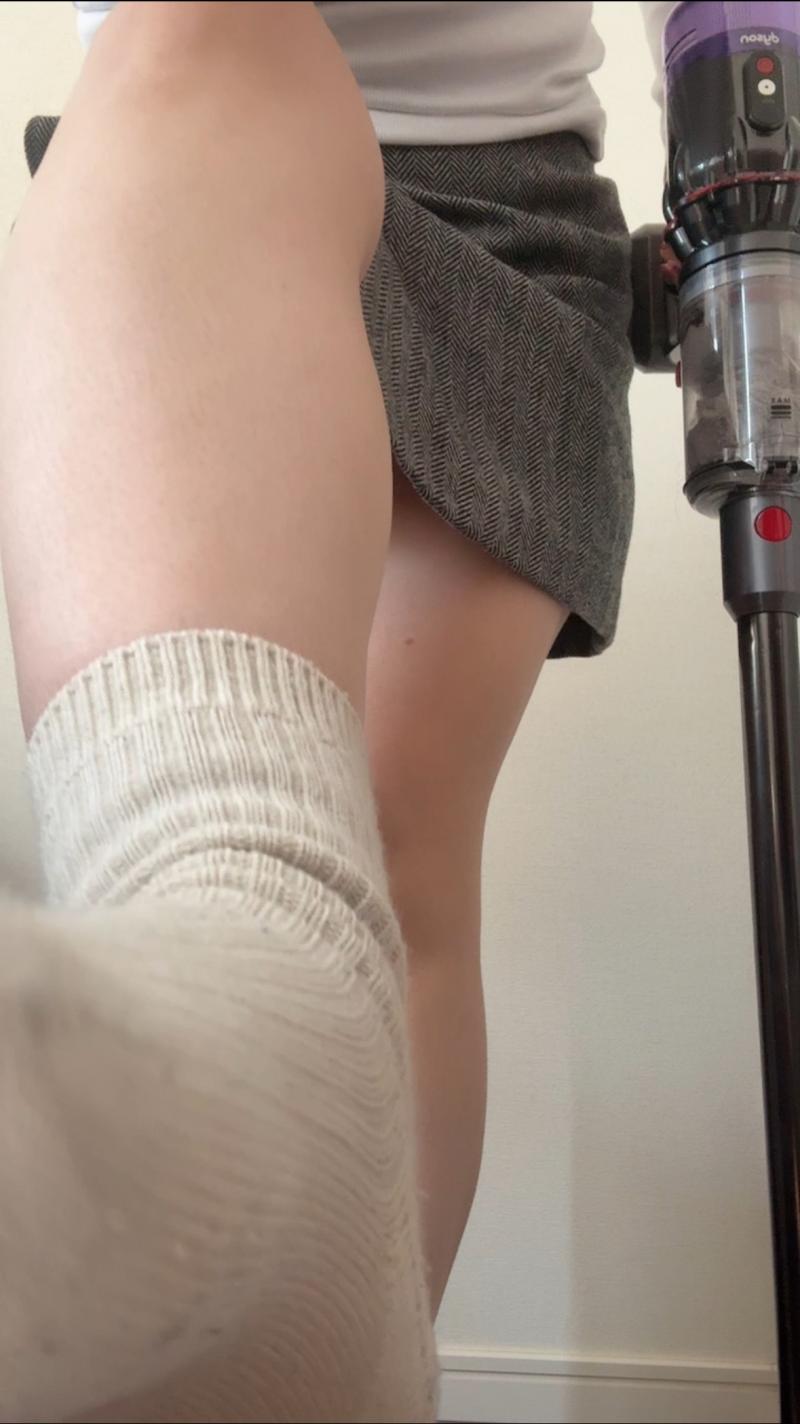 靴下で全身をいじめてチンチン勃起したら掃除機で吸ってあげる