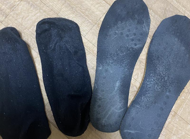 汗で白く汚れた激臭中敷き&激臭靴下