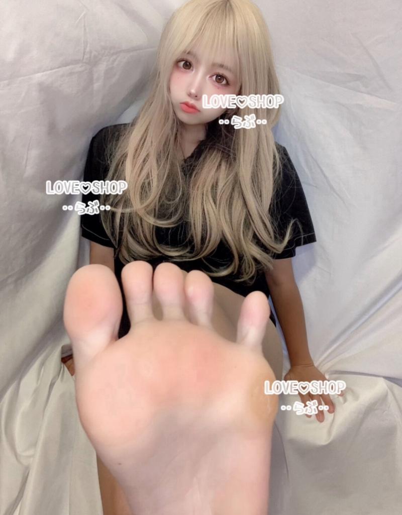 強烈足臭GALの5日履きソックス&生足嗅がせシコ抜き精子搾り出し動画❤