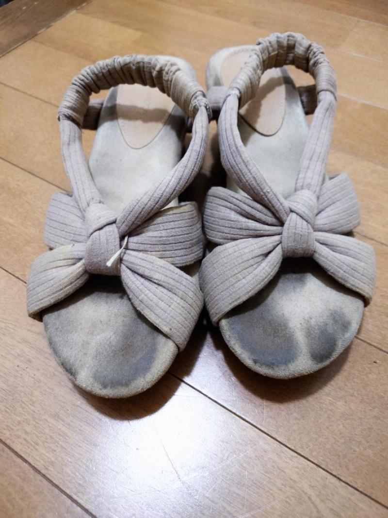 ソールもボロボロ…足跡くっきりサンダル