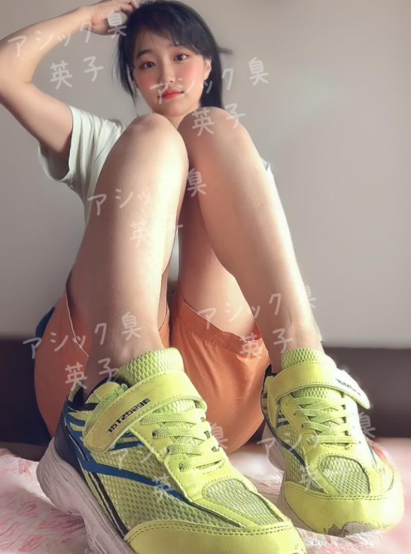 足あとも、香りも…そのまんまです(〃∇〃) ~ たっぷり履いたネオンスニーカーちゃん ~