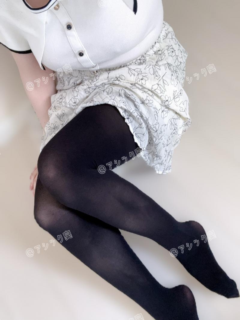 お仕事中に撮りました♡今シーズン初黒ストッキング