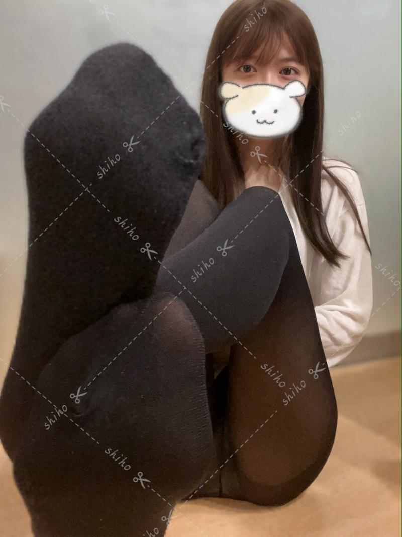 【汗だく】スポッチャで蒸れムレ…女子大生の黒タイツ