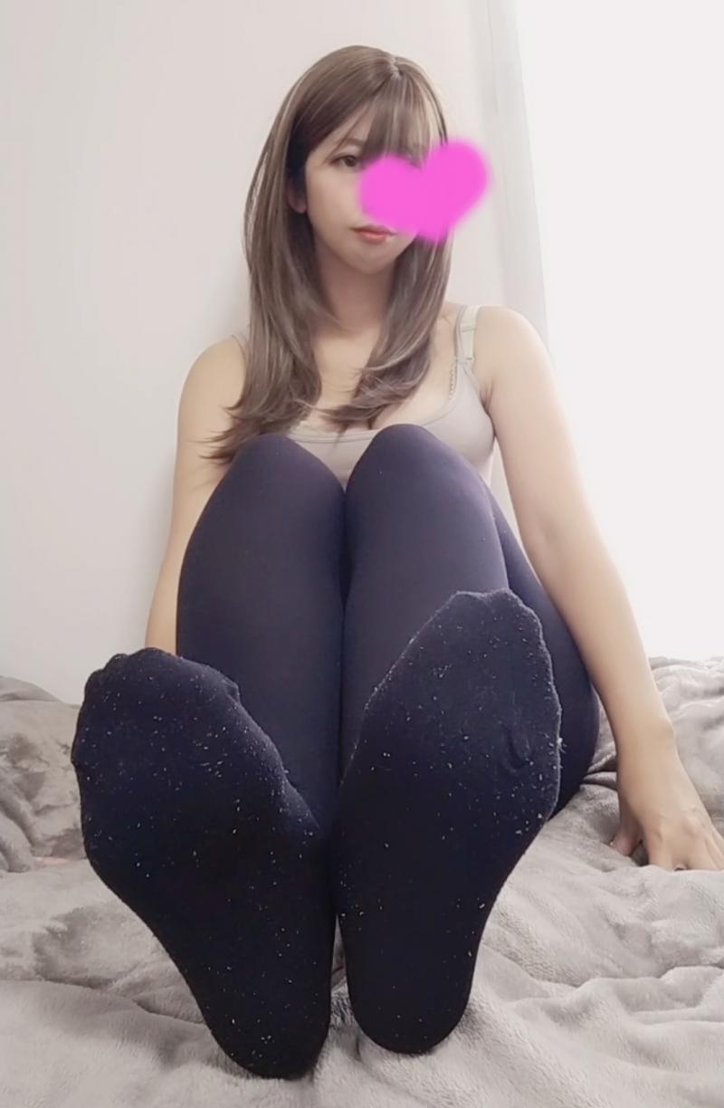 履きすぎて毛玉だらけ黒タイツ