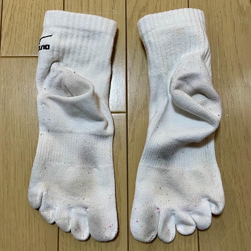 足指の間の匂いもしっかり染み込んだ、ミズノのランニング五本指ソックス❤️
