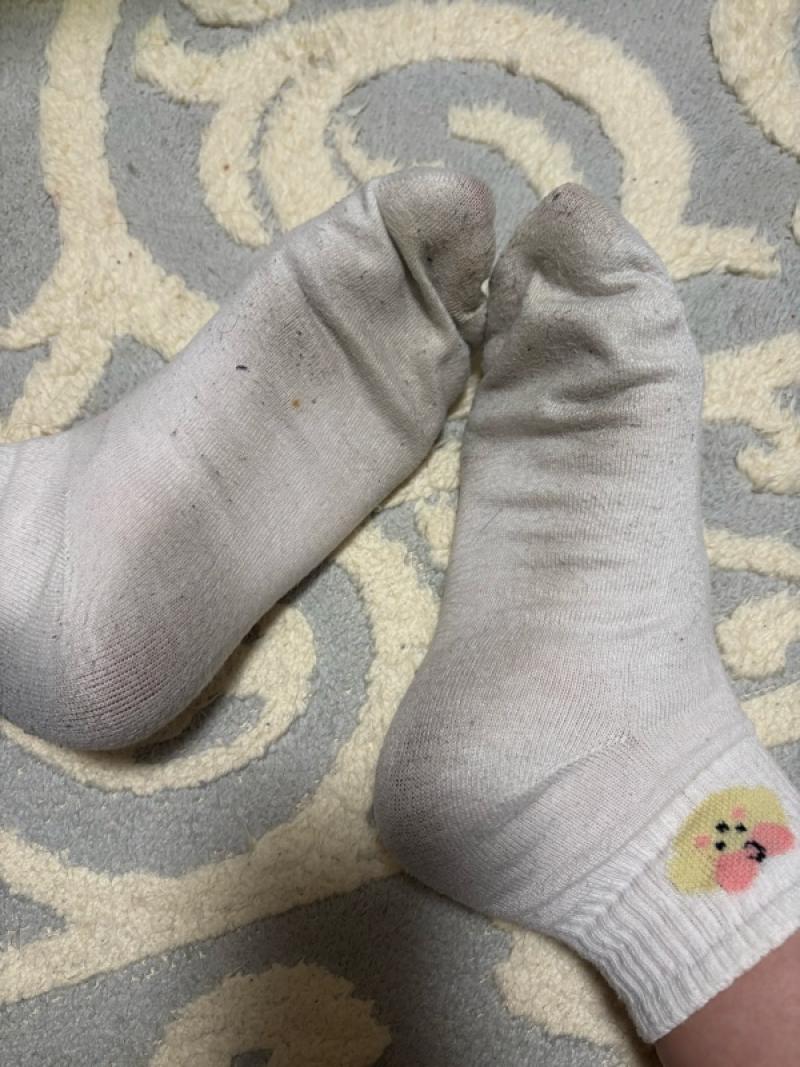 足汗足垢たっぷり染み込んだ白ソックス