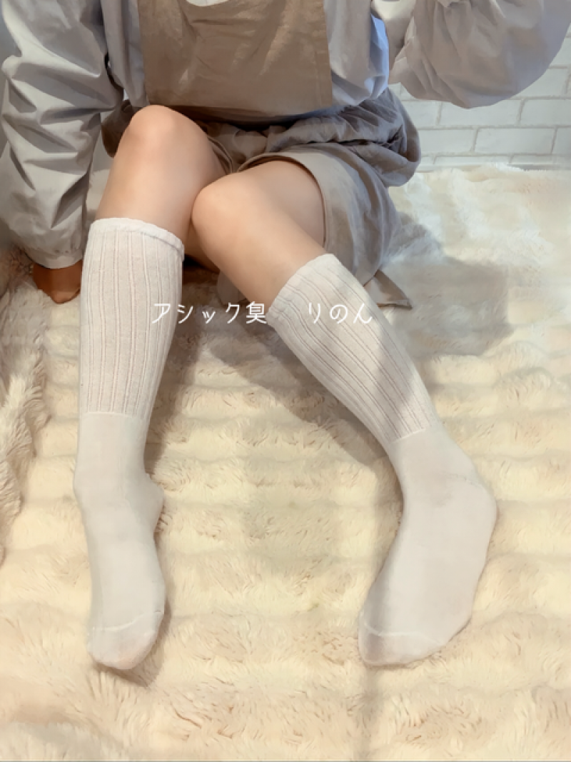 【冬ブーツ12時間ガチ蒸れ膝丈白ソックス】外は寒いのに足だけ熱帯ムンムン!