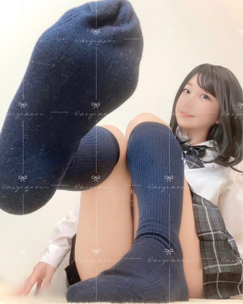 ❤️着画付き❤️JKの頃の想い出と足臭たっぷりの、紺ハイソックス♡​