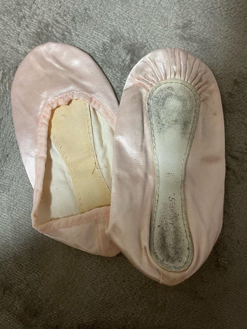 バレリーナの甘酸っぱい匂いの汗くさ練習シューズ