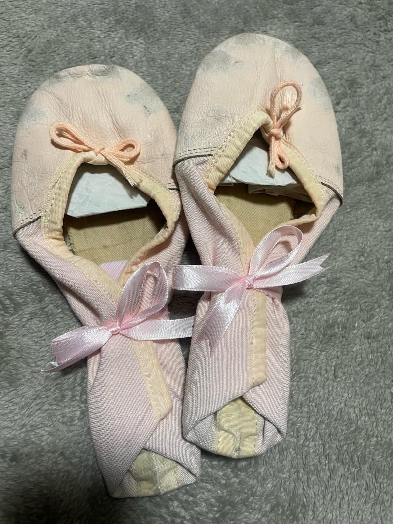 バレリーナの甘酸っぱい匂いの汗くさ練習シューズ